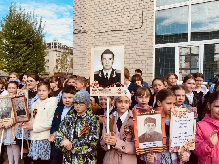 Торжественная линейка, посвященная празднованию 9 Мая.